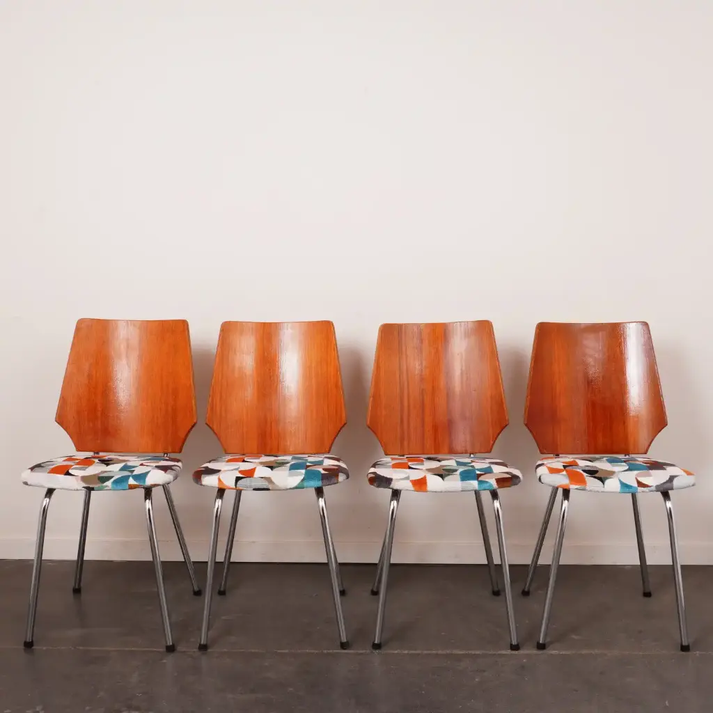 Série de 4 chaises vintage regarnies 
