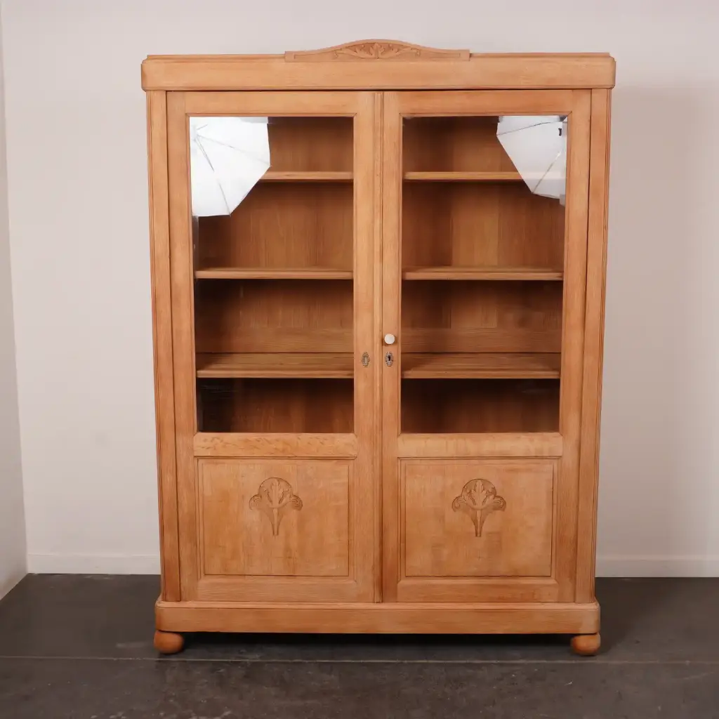 Meuble vitrine en bois aérogommé