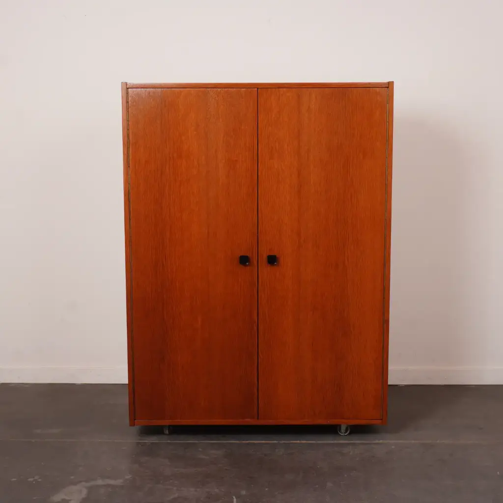 Armoire à linge sur roulettes vintage
