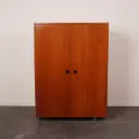Armoire à linge sur roulettes vintage