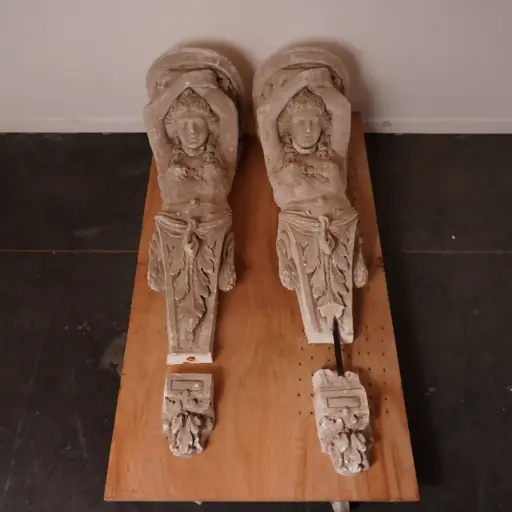 [SU2826] Paire de cariatides anciennes