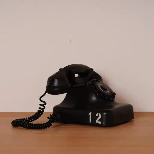 [SU2936] Téléphone en bakélite ancien